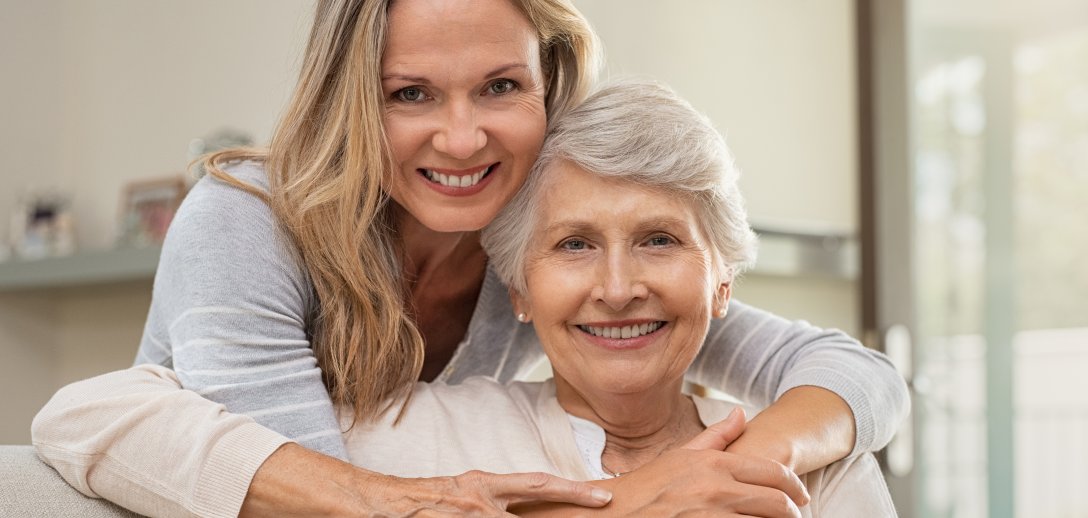 Opieka nad starszą osobą w rodzinie – co zrobić, gdy czujesz, że dłużej już nie dasz rady?