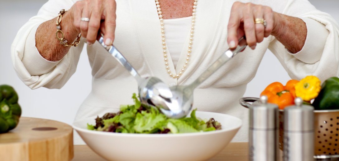 Co robić, gdy senior ma osłabiony apetyt? Przyczyną problemów z łaknieniem nie musi być choroba