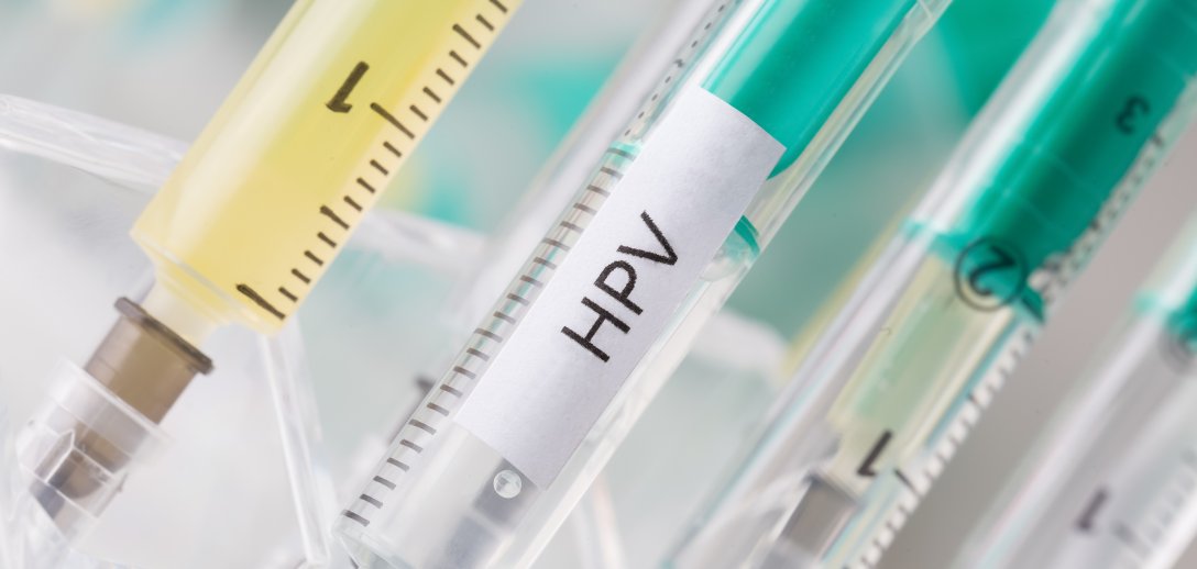 Brodawki w miejscach intymnych – jak się ich pozbyć? Czy partner również musi poddać się leczeniu?