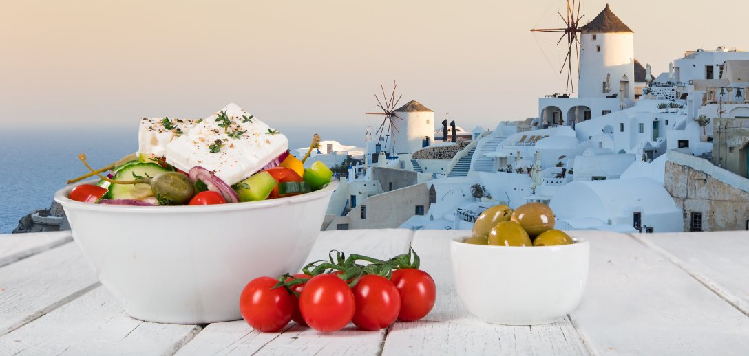 Przeboje greckiej kuchni – sałatka z fetą, tzatziki, kalmary w cieście, spanakopita i inne największe hity