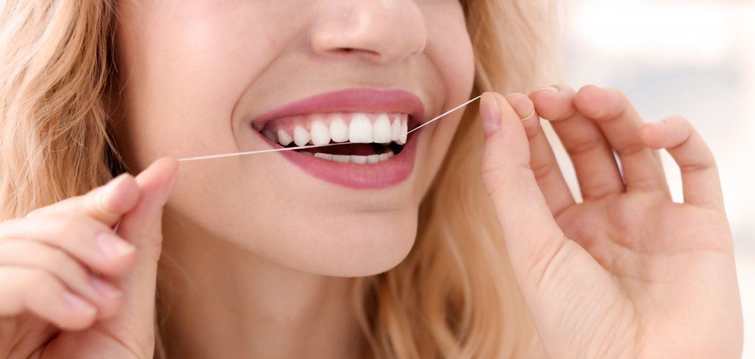Jak dbać o zęby, by były bielsze i jak najdłużej zdrowe? Szczotkowanie 3 D i skuteczne nitkowanie