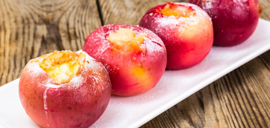 Pieczone jabłka z kaszą jaglaną, rodzynkami i miodem – pomysł na pyszny i zdrowy deser