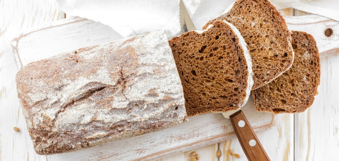 Czy każdy ciemny chleb jest zdrowy? Jak rozpoznać prawdziwy razowiec