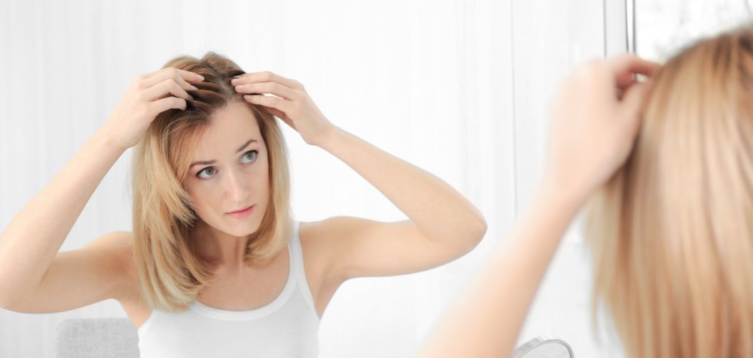 Jak wzmocnić włosy osłabione wiekiem lub chorobą? Trzymaj się tych prostych zasad