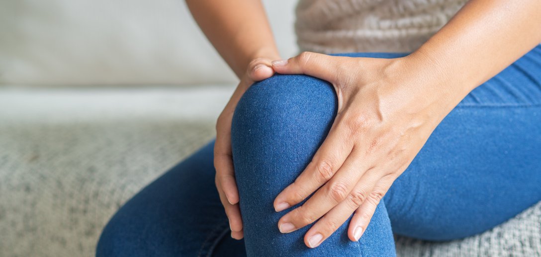 Jak uniknąć żylaków i bólu kolan, gdy prowadzimy siedzący tryb życia?