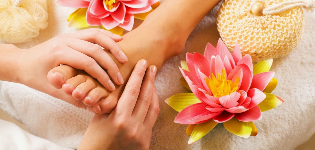 Refleksologia – leczniczy masaż stóp. Jak masować stopy w razie stresu, a jak przy objawach infekcji?