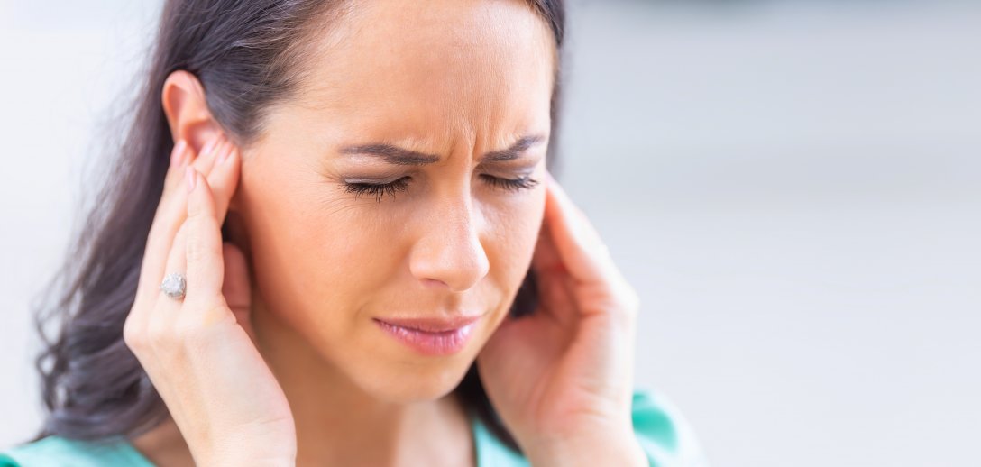 Skąd się biorą szumy w uszach? Choroby, które wywołują tinnitus. Muzyka, dieta i relaks uwolnią cię od dolegliwości