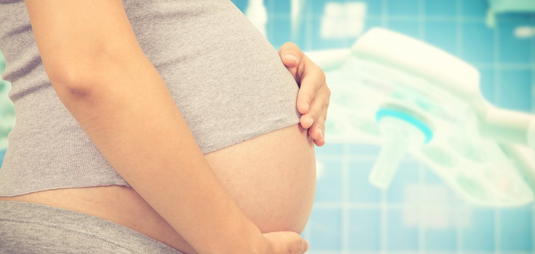 Czy cesarskie cięcie jest niebezpieczne? Kiedy operacyjne zakończenie porodu jest wskazane?