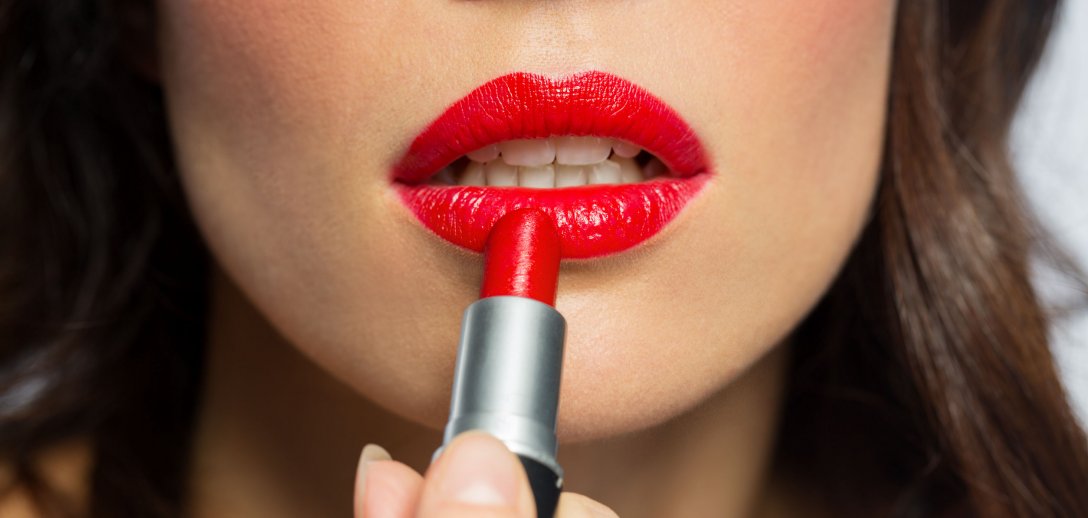 Perfekcyjny makijaż ust – jak go zrobić krok po kroku, by wyglądać kobieco i elegancko?