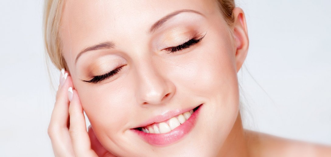 Rozświetlanie skóry – jak zrobić makijaż, który dodaje naturalnego blasku