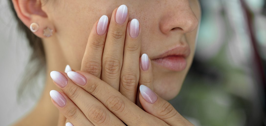 Konturowanie paznokci – domowy manicure, który optycznie wydłuży dłonie. Jak nadać paznokciom smukły kształt?