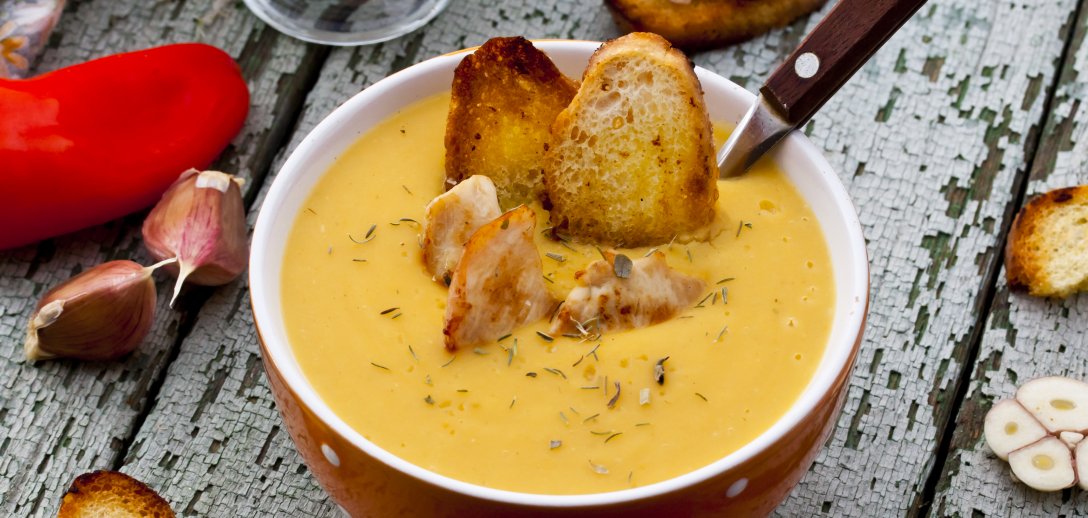 Smaczna zupa kminkowa z grzankami złagodzi dolegliwości trawienne. Łatwy przepis na obiad