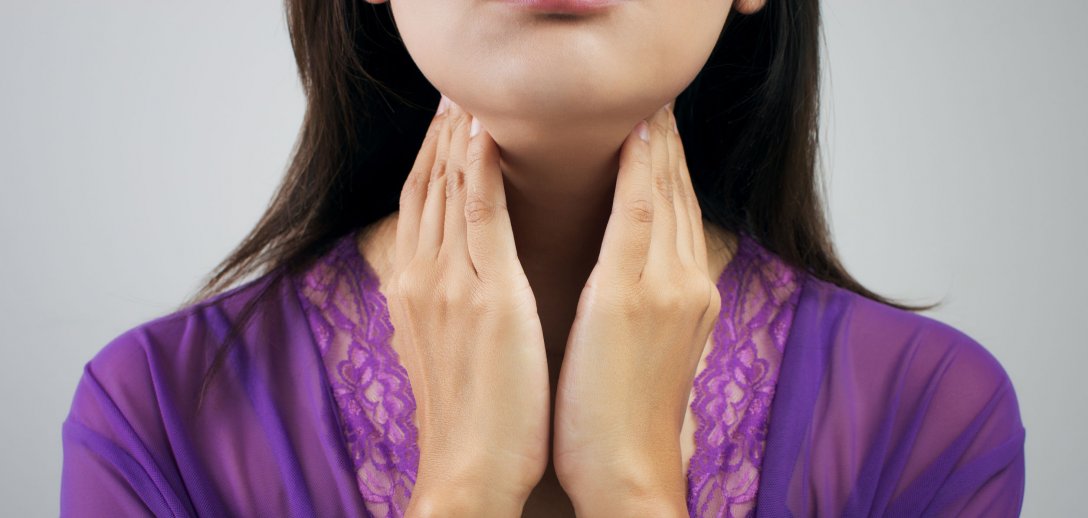 Skąd to uczucie guli w gardle? Większość osób bagatelizuje ten objaw – niesłusznie!