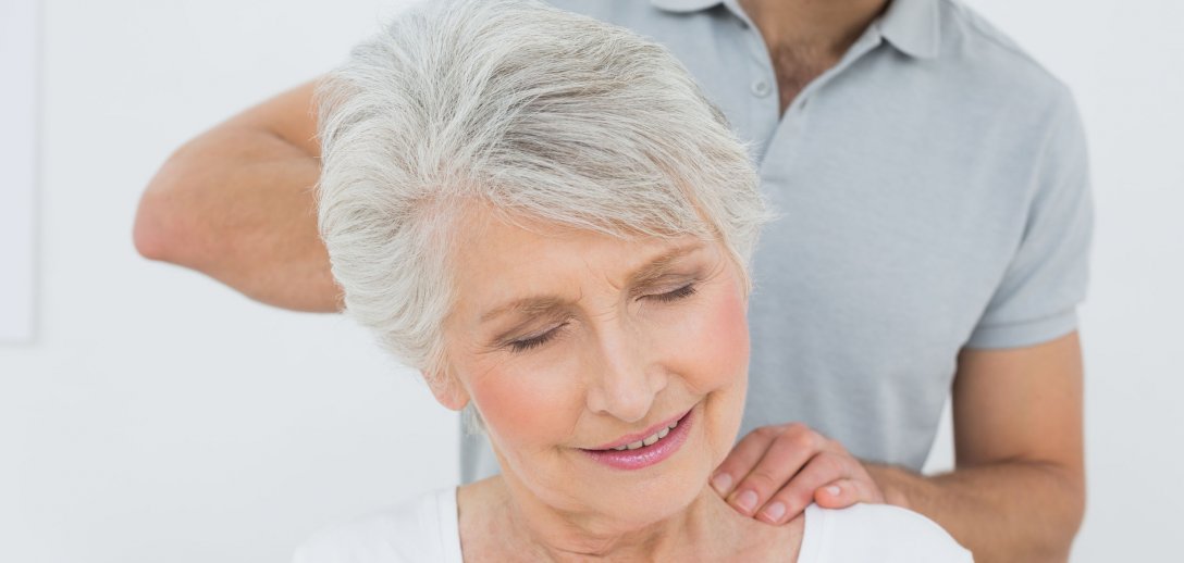 Ból karku i drętwienie dłoni mogą świadczyć o mielopatii. Jak rozpoznać uszkodzenie rdzenia kręgowego?