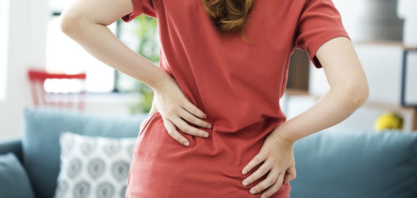 Kamica nerkowa – łatwo ją pomylić z bólem kręgosłupa. Jak rozpoznać chorobę i co robić w razie kolki?