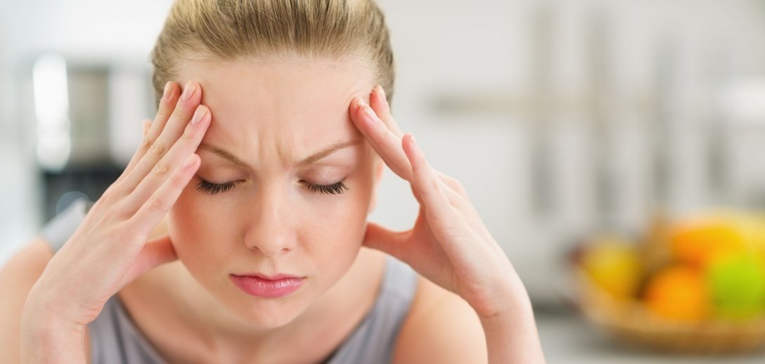 Co może oznaczać uczucie ciężkiej głowy? Zwróć uwagę na dodatkowe objawy!