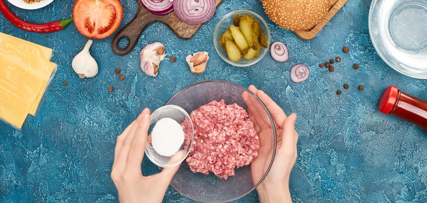 Czy solenie wołowiny przed smażeniem to naprawdę błąd? Kiedy najlepiej solić mięso i ryby, by były najsmaczniejsze