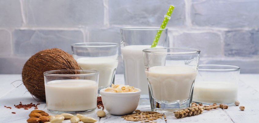 Napój owsiany – wartościowy zamiennik mleka.  Jakie ma właściwości i jak go przygotować samemu w domu?