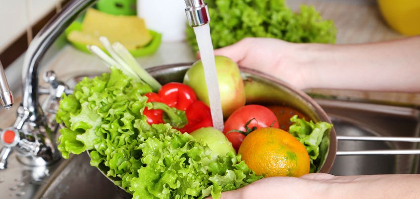 Jak zmyć pestycydy z warzyw i owoców. Czy płukanie samą wodą wystarczy?