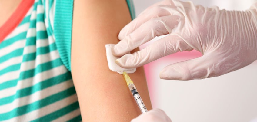 Odporność po szczepieniu przeciw COVID-19 nie pojawia się od razu. Jak długo trzeba czekać?