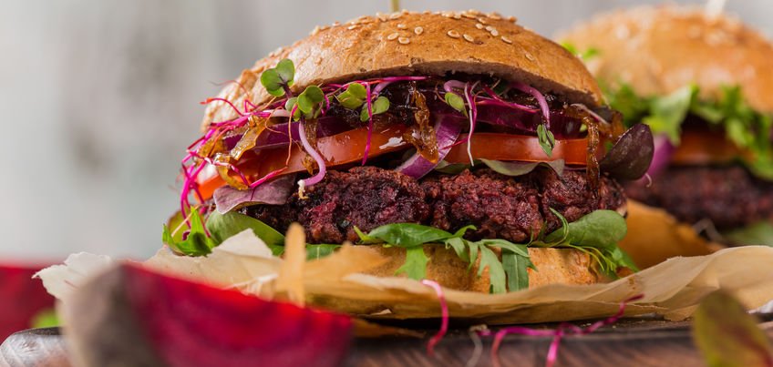 Najlepsze wegetariańskie burgery. Buraczany czy marchewkowy – który wybierasz?
