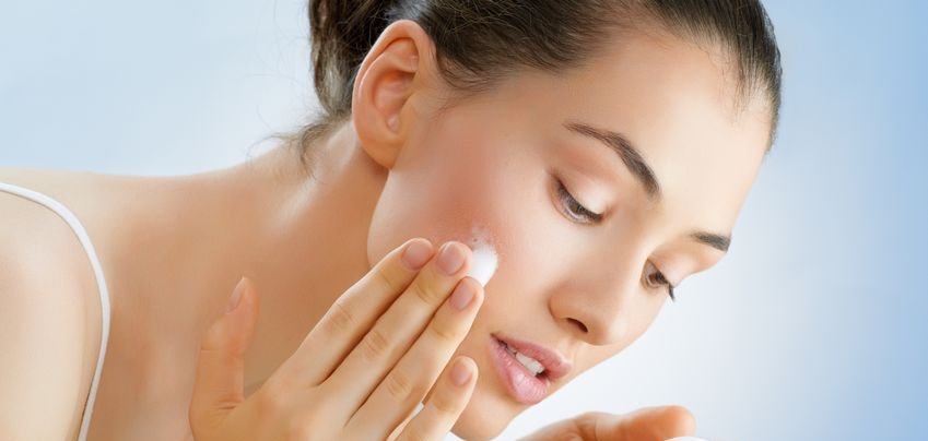 Co zamiast mleczka i mydła dokładnie zmyje makijaż? Poznaj najnowsze trendy w oczyszczaniu twarzy!