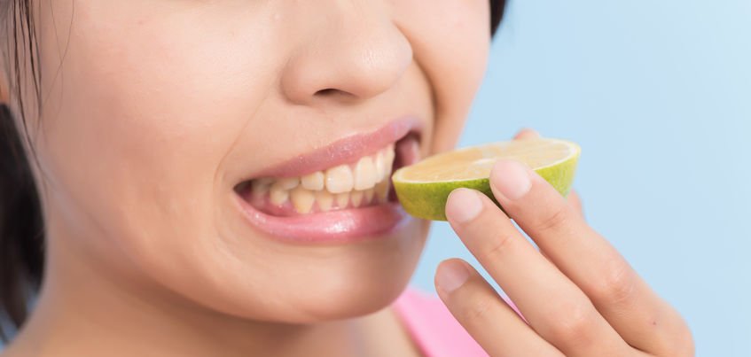 Co jeść przy stanach zapalnych i nadżerkach w jamie ustnej? Lista produktów, które złagodzą dolegliwości