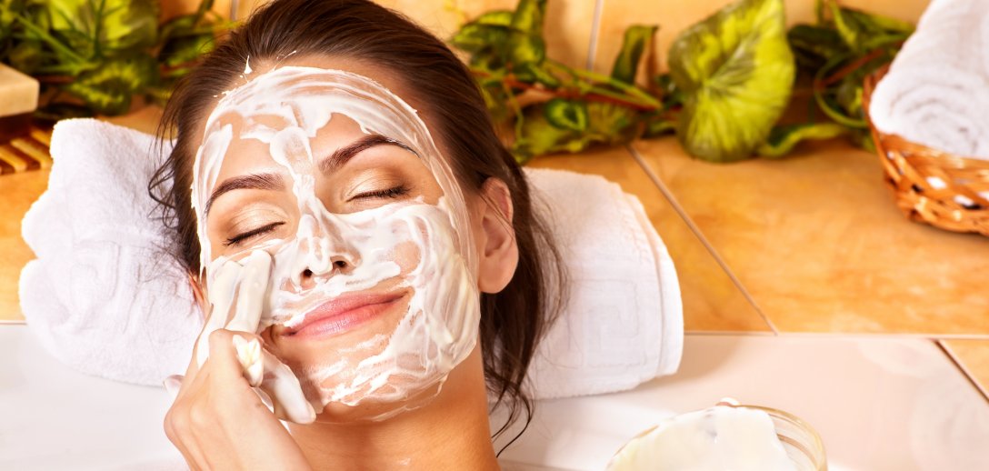 Sole, algi, glinki – proste przepisy na maseczki i kąpiele, które ujędrnią i odżywią skórę