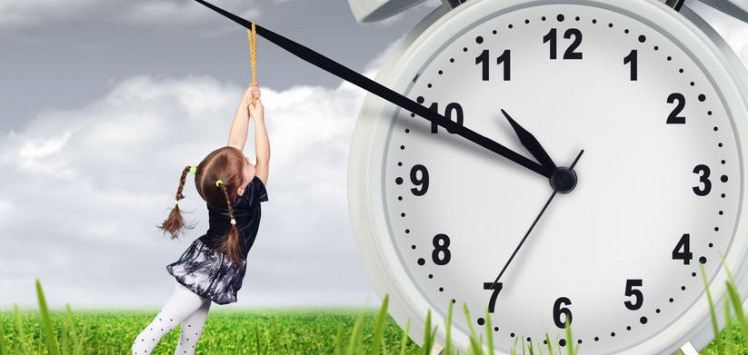 Czas pędzi jak szalony? Jak wcisnąć hamulec i sprawić, żeby dla nas nieco zwolnił? 5 psychologicznych trików