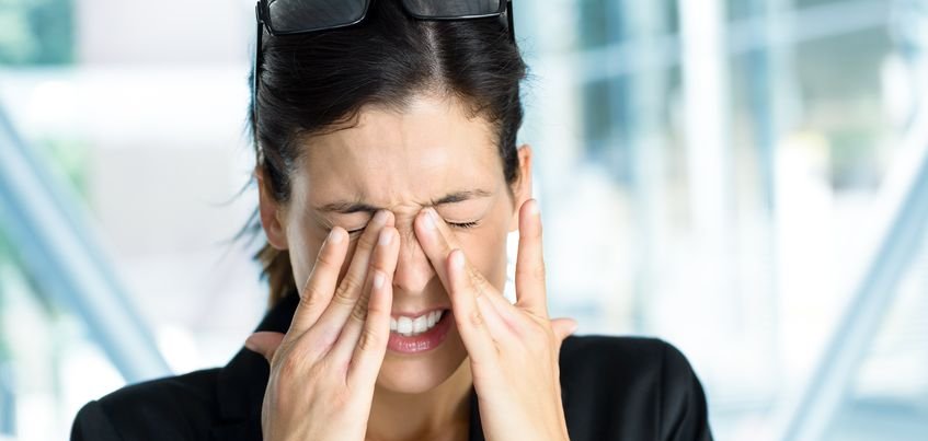 Masz oczy zmęczone od pracy przy komputerze? Zaskakujące sposoby złagodzą ból i pieczenie spojówek