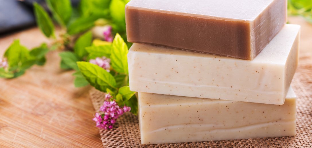 Naturalne mydła koją podrażnienia i regenerują skórę. Jak wybrać najlepsze dla swojej cery?