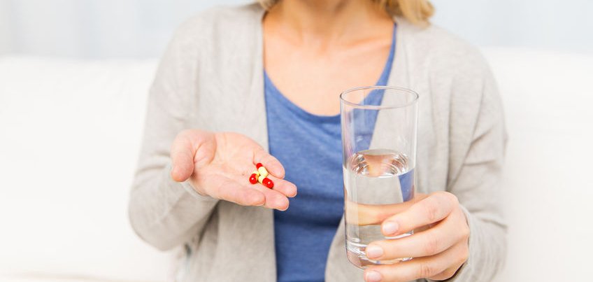Czym popijać leki, by sobie nie zaszkodzić? Niektóre połączenia mogą być niebezpieczne!