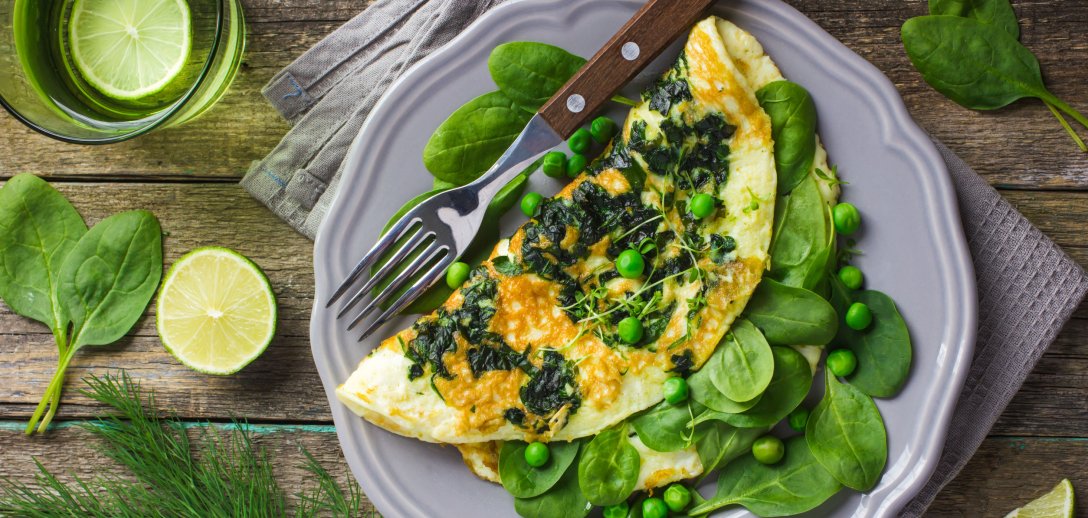 Omlet ze szpinakiem i kiełkami – pyszne i sycące śniadanie dla dbających o linię