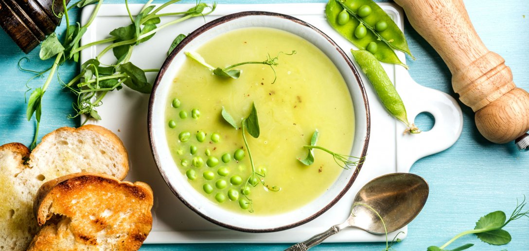 Zielony krem z groszku. Smaczna i zdrowa zupa w wersji wegetariańskiej i mięsnej