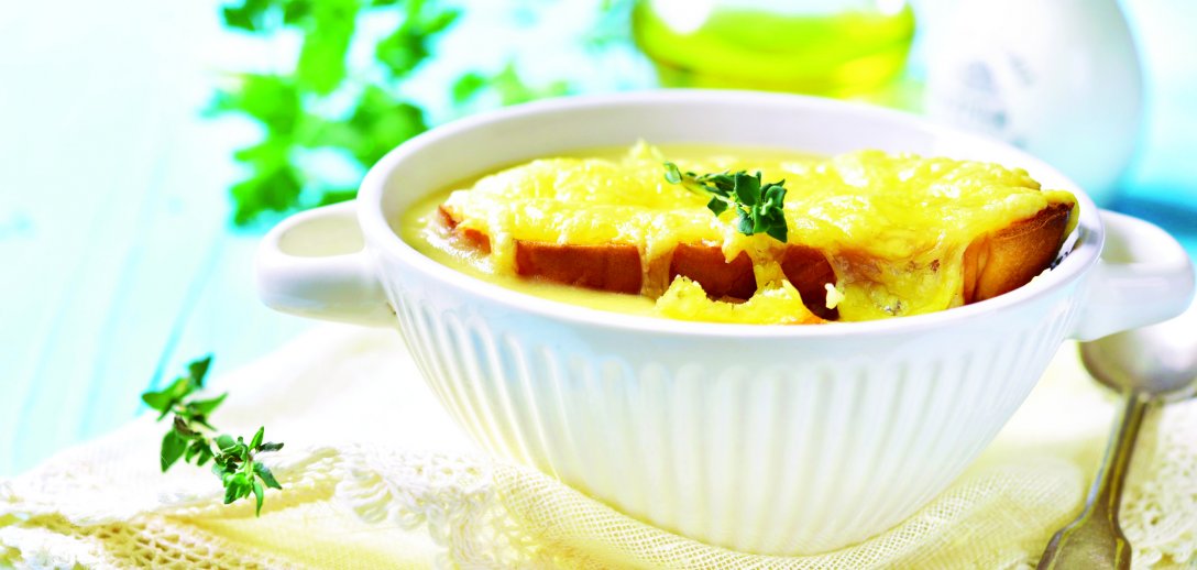 Francuska zupa cebulowa z grzankami i żółtym serem. Uwaga, uzależnia!
