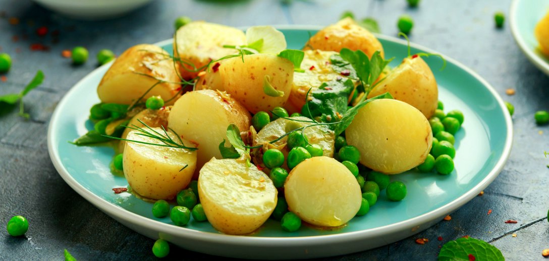 Pyszna i łatwa sałatka z pieczonych młodych ziemniaków
