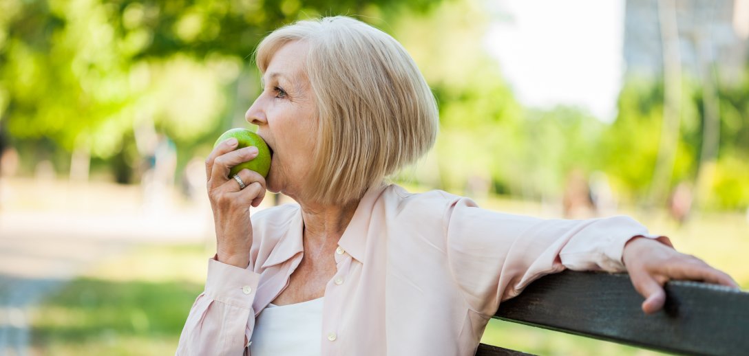 Jakie owoce i warzywa zapobiegną odwodnieniu w upały? Dieta nawadniająca dla seniorów