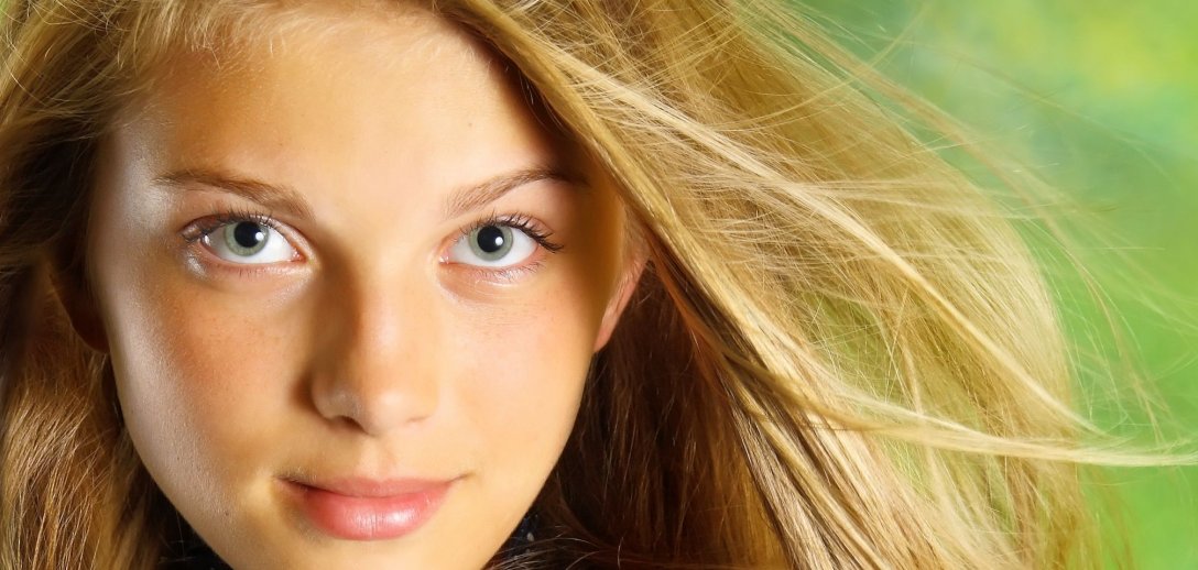 Jak naturalnie rozjaśnić włosy – najlepsze domowe sposoby plus roślinne farby