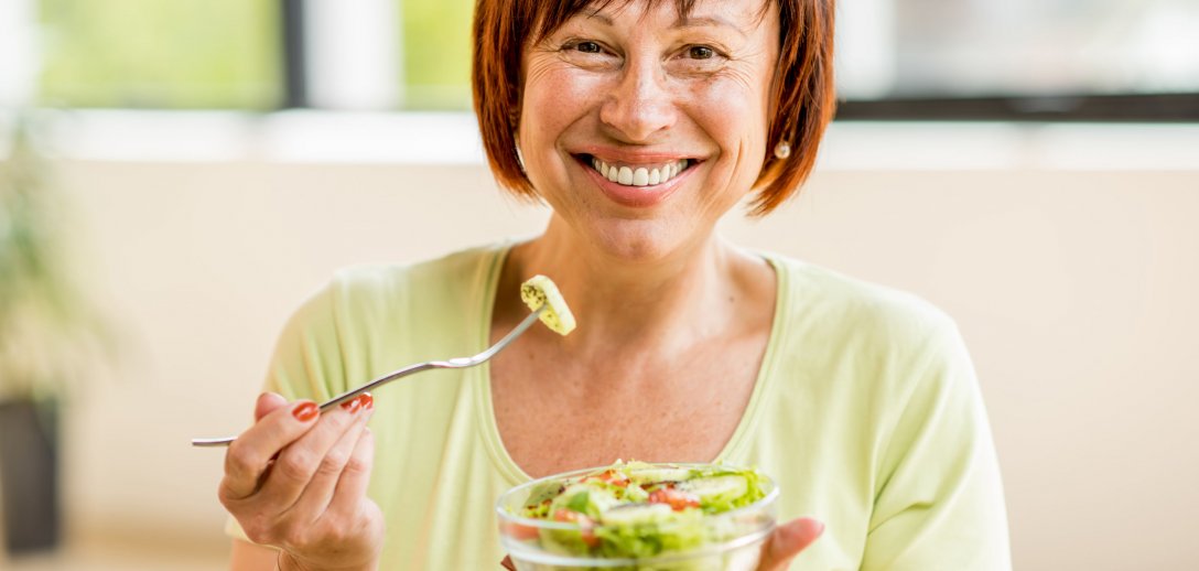Co jeść, a czego unikać w czasie menopauzy – dieta wspierająca układ hormonalny z przepisami na dania obiadowe