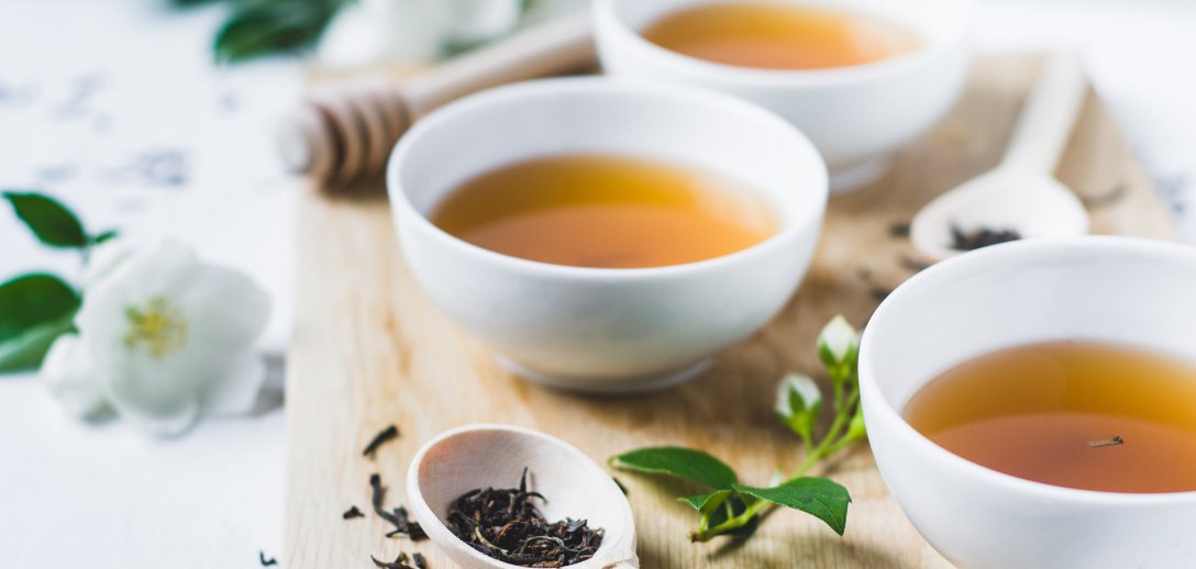 Zielona herbata – co do niej dodać i jak ją parzyć, by łagodziła dolegliwości