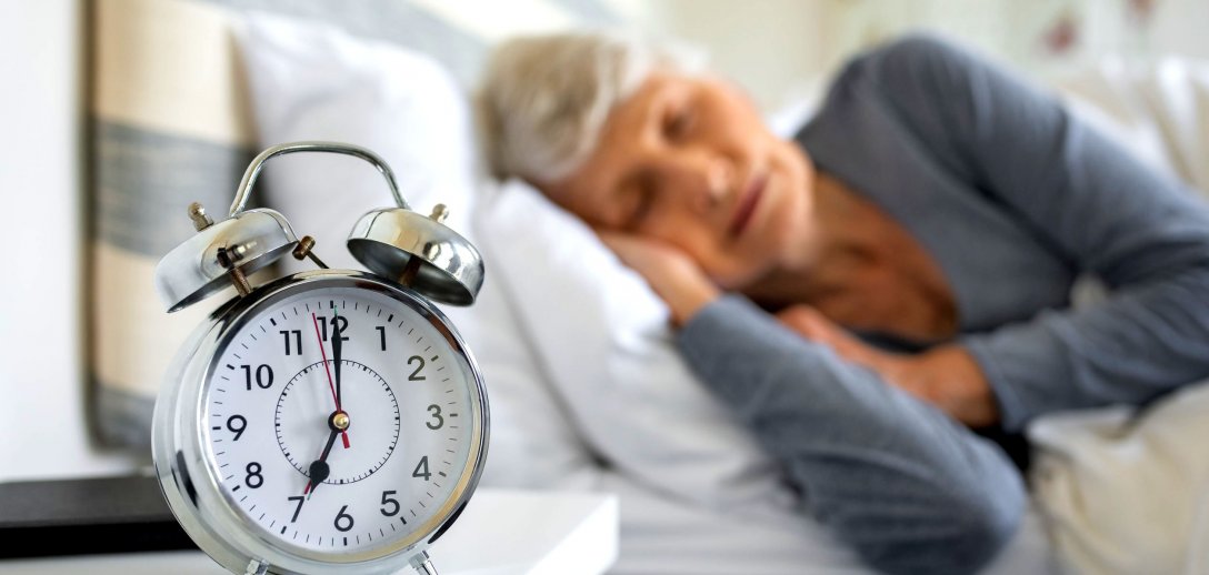 15 sposobów na bezsenność u seniora. Proste zasady i naturalne sposoby na kłopoty ze snem
