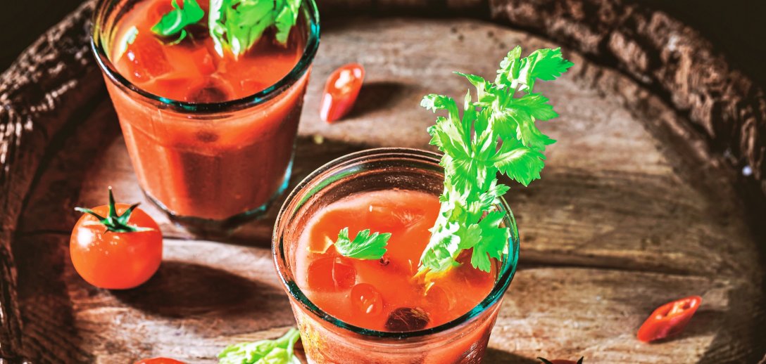 Pomysł na letni obiad z pomidorami: pyszny chłodnik i fasolka