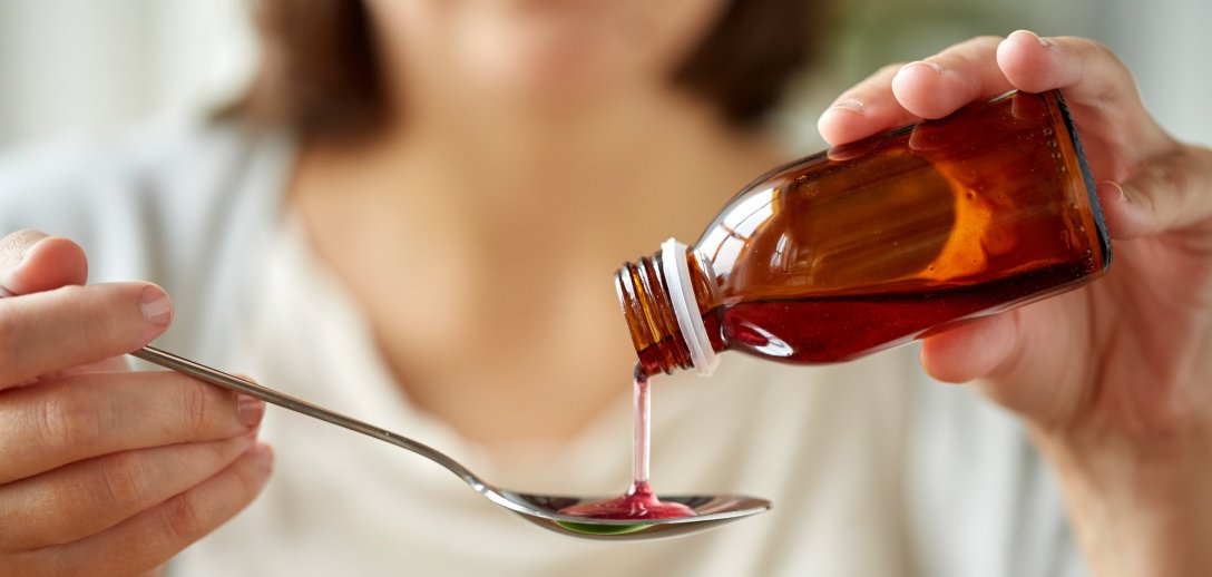 Męczy Cię suchy kaszel? Pomogą domowe syropy, ziołowe inhalacje i płukanki