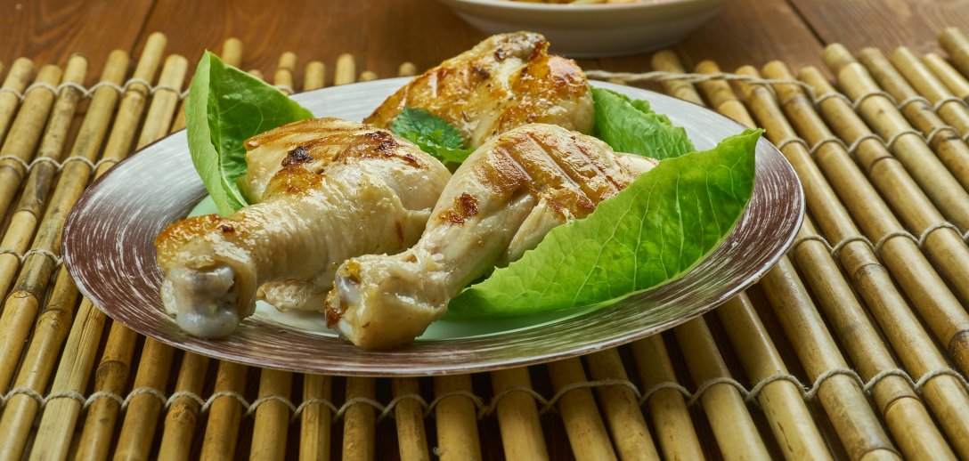 Pomysł na szybki obiad: Soczysty kurczak marynowany w maślance z miodem. Przepis wideo