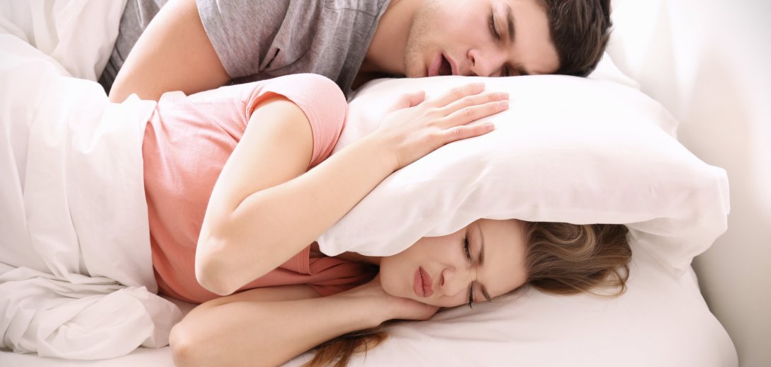 Co zrobić, żeby nie chrapać? 15 domowych sposobów pozwoli zdrowo przespać noc