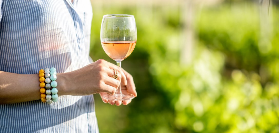 Czy przed i po szczepieniu przeciwko COVID-19 można pić alkohol? Co o tym mówią lekarze?