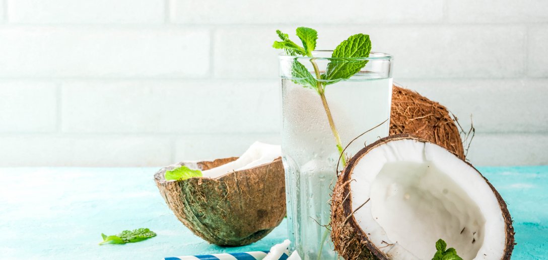 Woda kokosowa działa jak naturalny izotonik. Jak przygotować z niej pyszny napój [WIDEO]