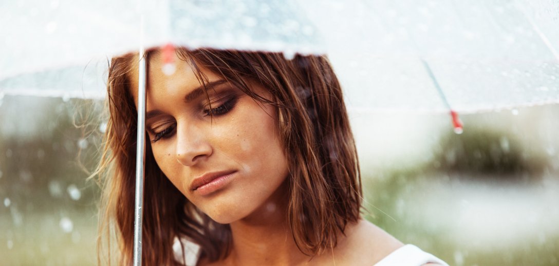Boli cię głowa na zmianę pogody? Jak sobie radzić ze złym samopoczuciem?