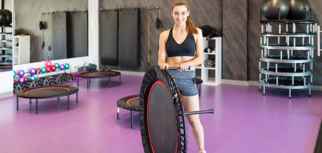 Ćwiczenia na trampolinie w domu. Świetna zabawa i sposób na zgubienie zbędych kilogramów