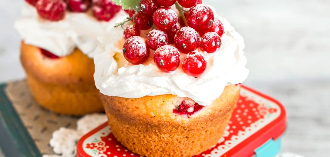 Nie lubisz przesłodzonych deserów? Wypróbuj przepis na muffiny z czerwonymi porzeczkami